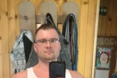 35-letni szatyn z dużym nosem, mężczyzna mieszkający w Poznaniu